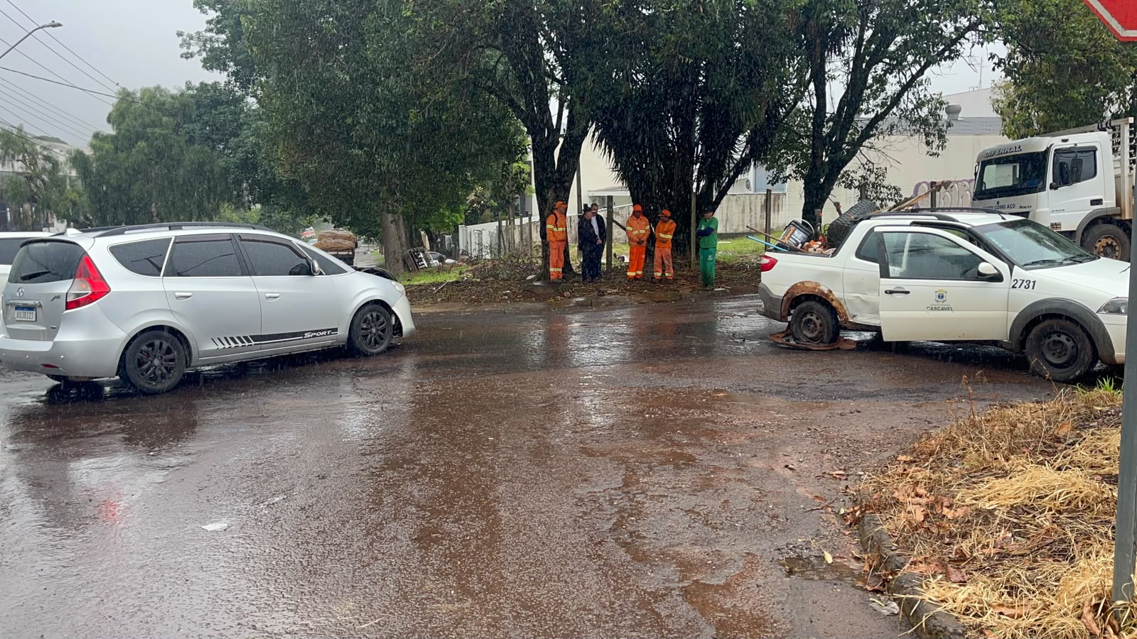Carro da Prefeitura se envolve em colisão na Rua Manaus, em Cascavel