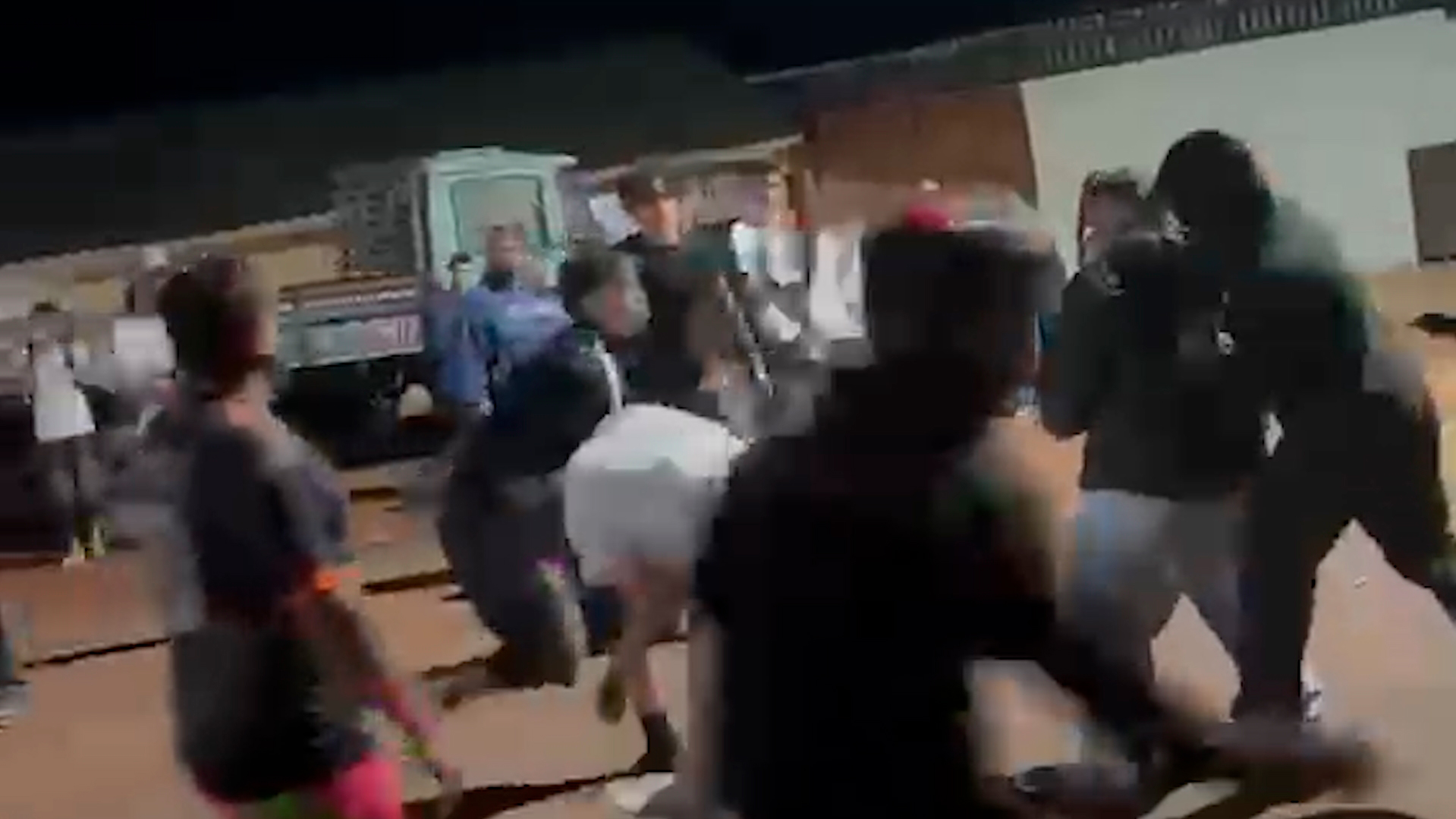 Veja briga generalizada no Bairro Floresta, em Cascavel