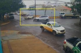 Câmera registra acidente entre carro da Prefeitura e JAC no Bairro Country Câmera registra acidente entre carro da Prefeitura e JAC no Bairro Country
