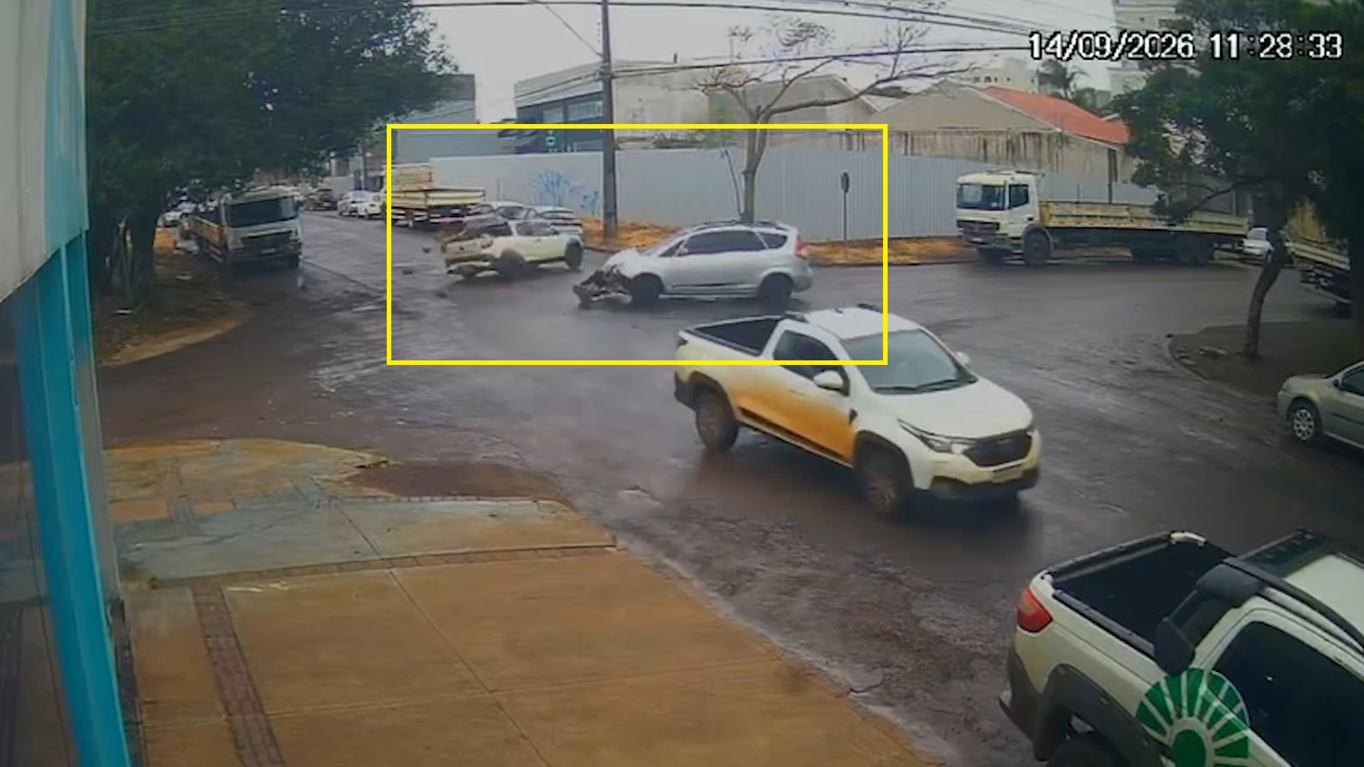 Câmera registra acidente entre carro da Prefeitura e JAC no Bairro Country