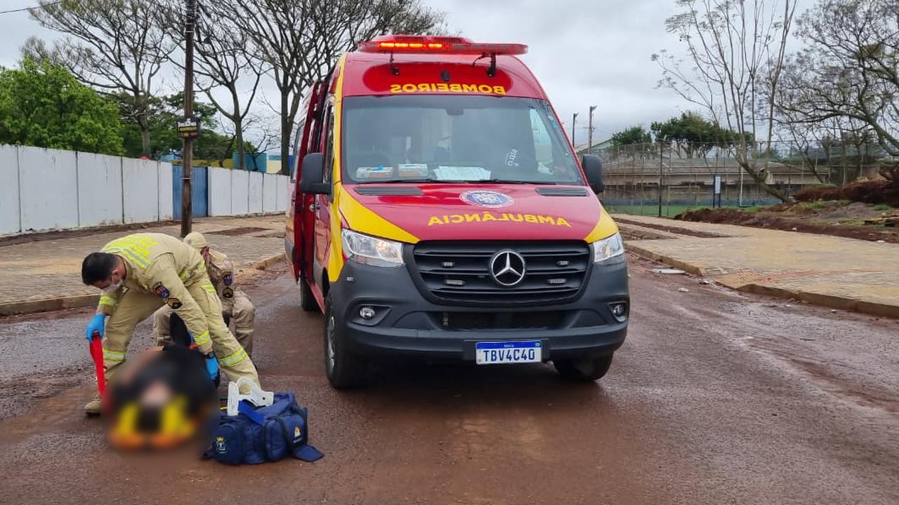 Mulher é socorrida após acidente de trânsito no Santa Felicidade