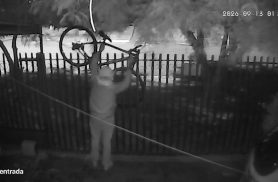 Ladrão furta bicicleta por cima de portão no Bairro Santa Felicidade