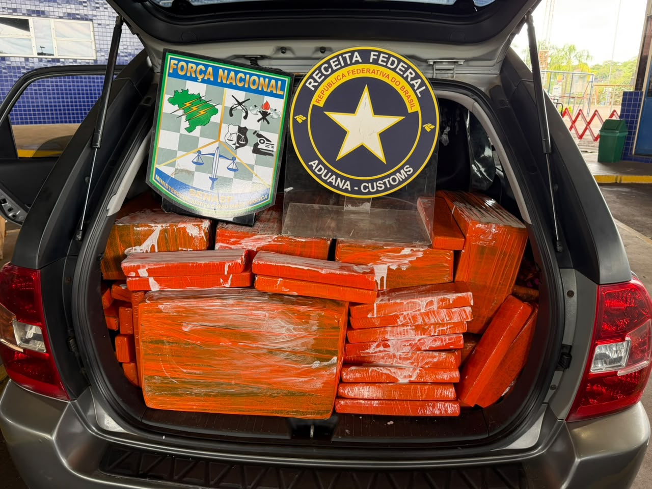 Imagem referente a Receita Federal retém aproximadamente 300 kg de maconha na Ponte da Amizade