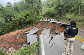 BR-476 tem diversos pontos de bloqueio após fortes chuvas; veja mapa atualizado das interdições