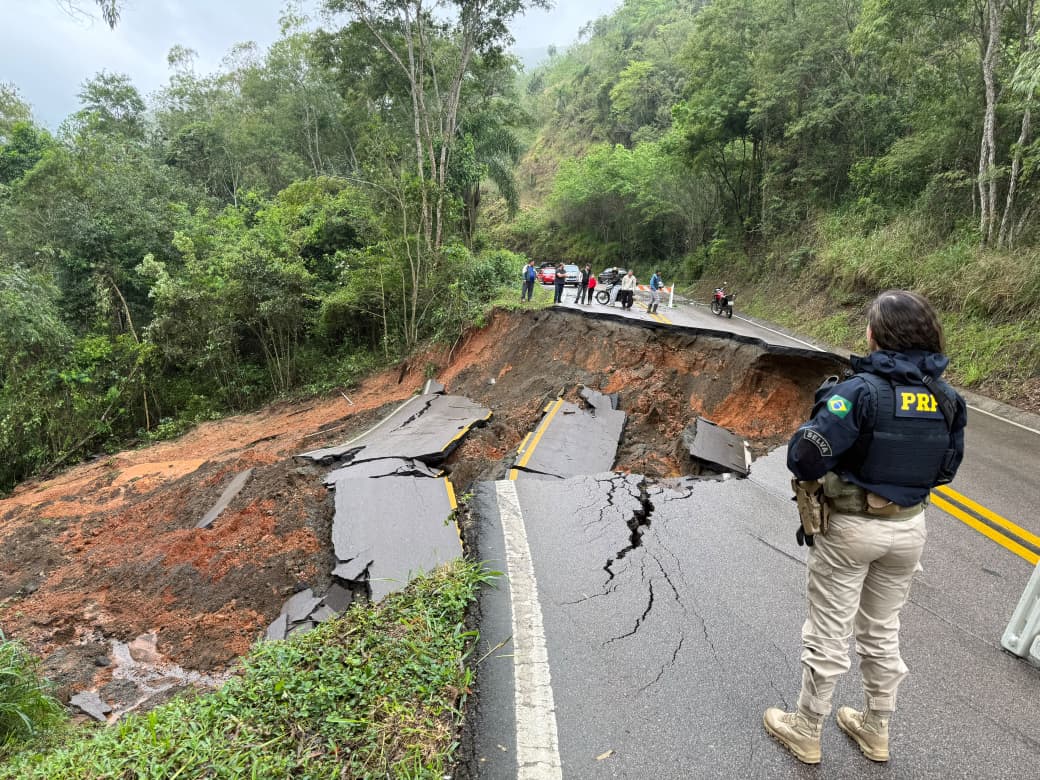 BR-476 tem diversos pontos de bloqueio após fortes chuvas; veja mapa atualizado das interdições