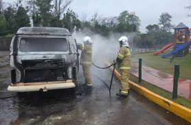 "Foi muito rápido": Kombi escolar pega fogo e motorista salva alunos no Paraná