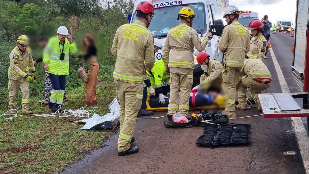 Carro sai da pista e cai em barranco na BR-467, em Cascavel Imagem referente a Carro sai da pista e cai em barranco na BR-467, em Cascavel