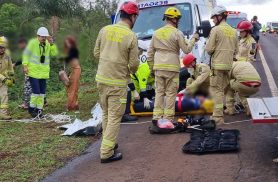 Carro sai da pista e cai em barranco na BR-467, em Cascavel Carro sai da pista e cai em barranco na BR-467, em Cascavel