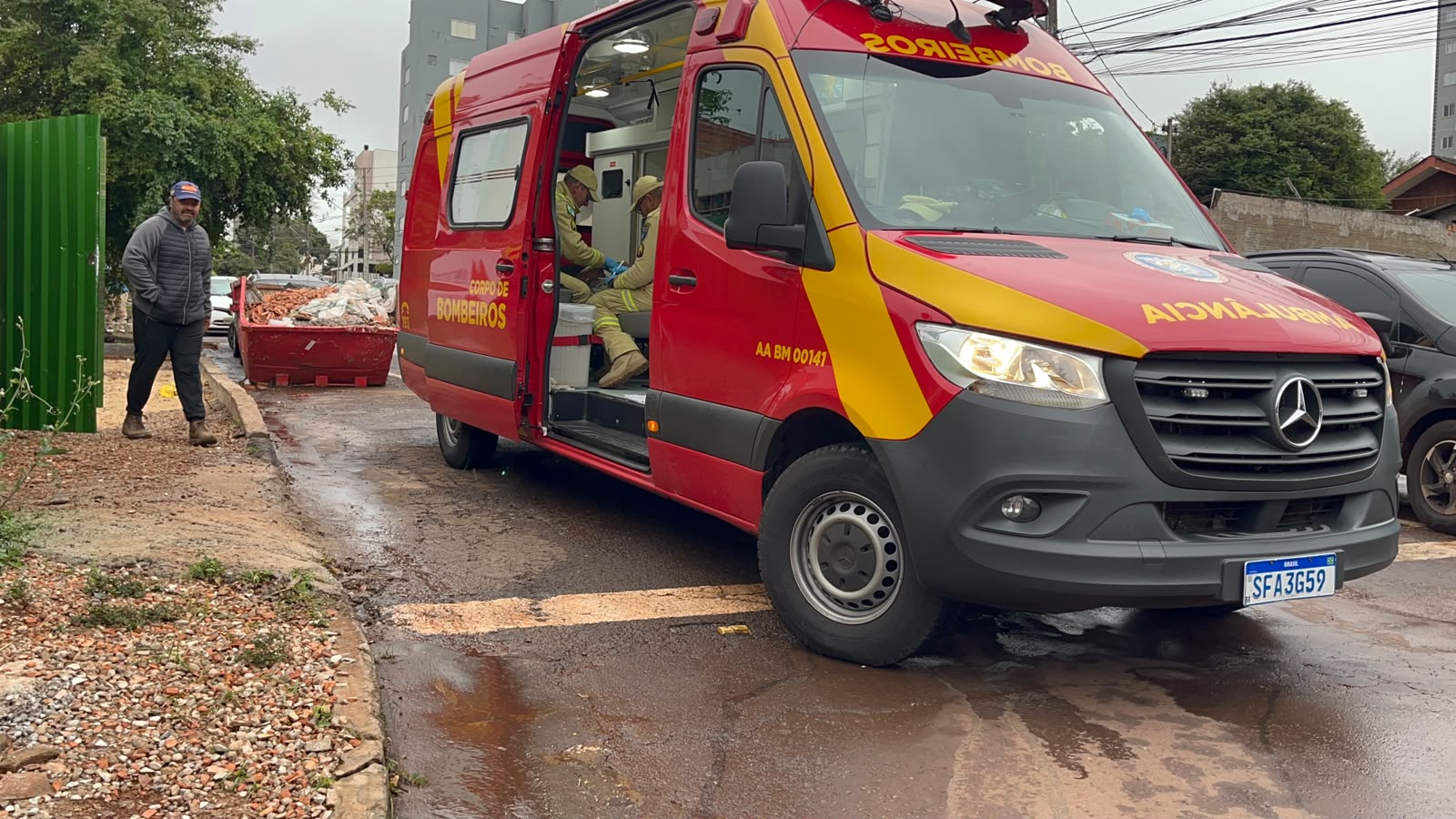 Operário cai de escada em obra sofre fratura exposta e bombeiro detalha a cena