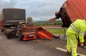 Cabine de caminhão se solta na BR-163 e rola pela pista após colisão