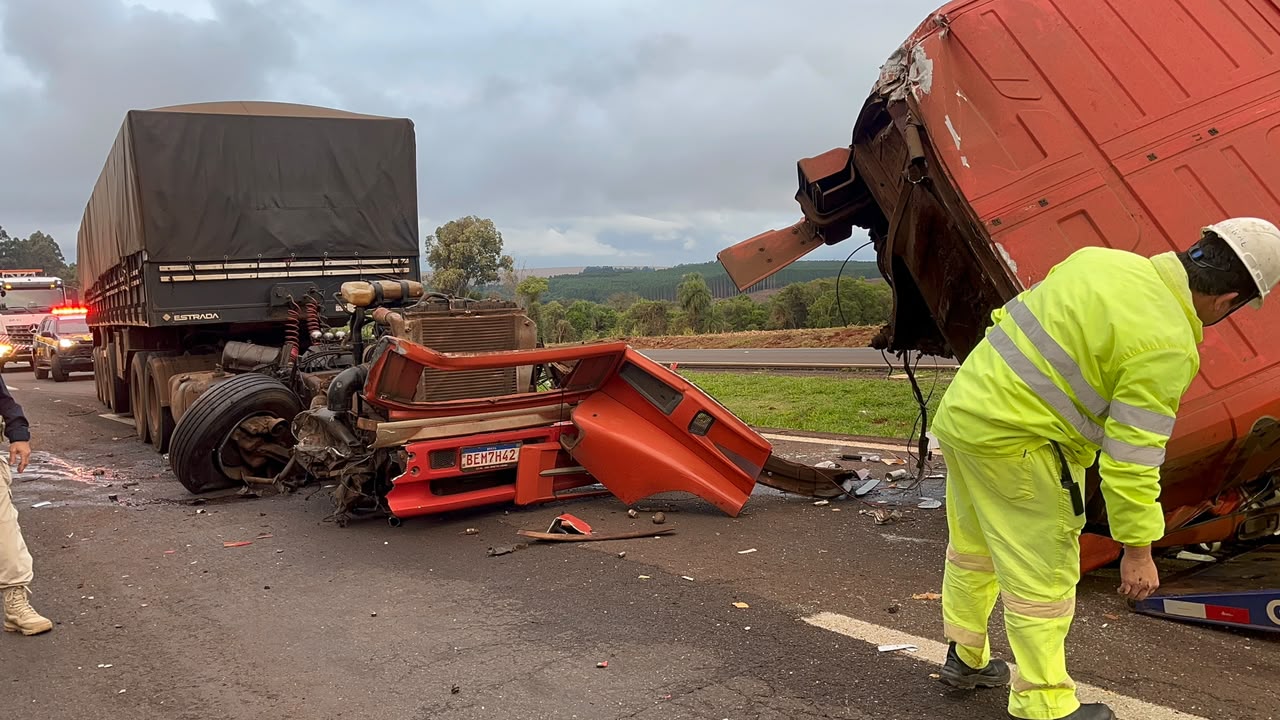 Cabine de caminhão se solta na BR-163 e rola pela pista após colisão