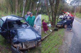 Jovem perde controle de Uno em pista escorregadia e é socorrido após bater contra árvore Jovem perde controle de Uno em pista escorregadia e é socorrido após bater contra árvore