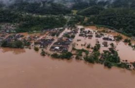 Água "toma Eldorado": cidade é castigada pelas chuvas e dezenas de famílias deixam suas casas Água "toma Eldorado": cidade é castigada pelas chuvas e dezenas de famílias deixam suas casas