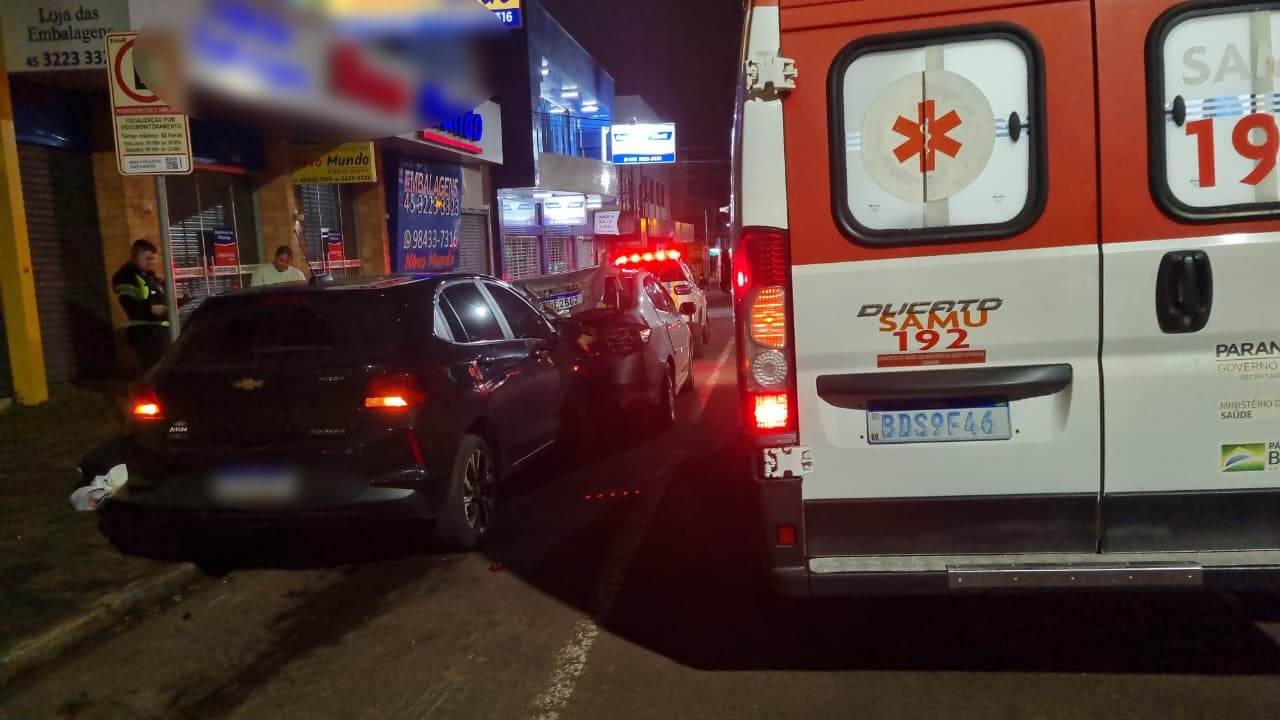 Motorista passa mal e bate carro em veículo estacionado em Cascavel