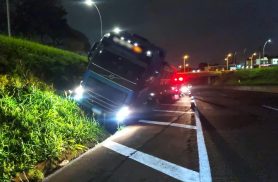 Caminhão sai da pista e fica preso às margens da PRC-467 em Cascavel
