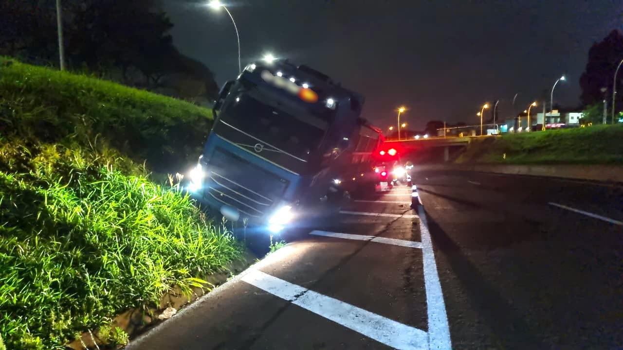 Caminhão sai da pista e fica preso às margens da PRC-467 em Cascavel