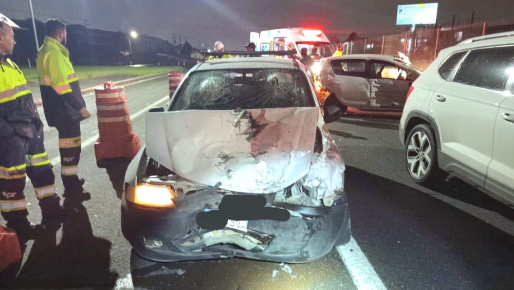 Motorista fica ferido em colisão entre Celta, Sandero e Taos na BR-277 Imagem referente a Motorista fica ferido em colisão entre Celta, Sandero e Taos na BR-277