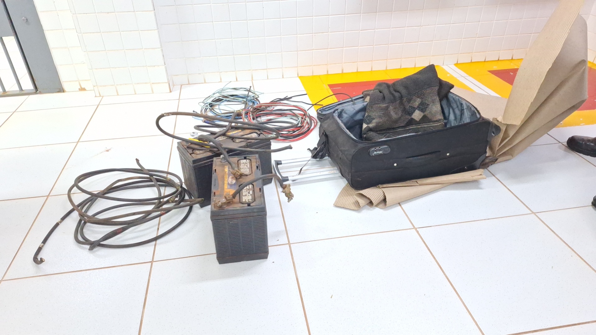 Homem diz ter encontrado baterias de caminhão, mas não sabe onde, e acaba levado à delegacia em Cascavel
