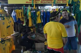 Vendas no comércio caem 0,8% em julho, com “ressaca” da Copa do Mundo Vendas no comércio caem 0,8% em julho, com “ressaca” da Copa do Mundo