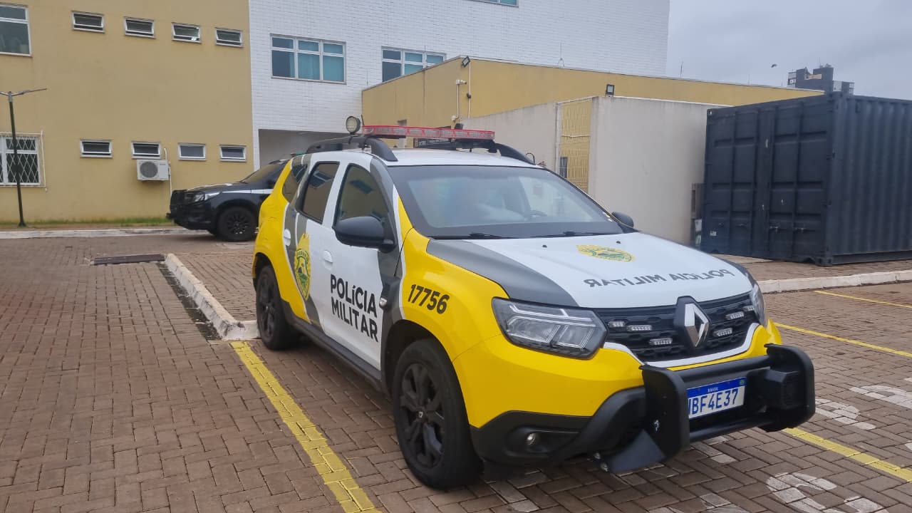 Homem com mandado de prisão por roubo é detido pela PM em Cascavel