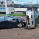 Colisão entre Sandero e Onix faz carro tombar na PR-483 em Francisco Beltrão Imagem relativa a Colisão entre Sandero e Onix faz carro tombar na PR-483 em Francisco Beltrão