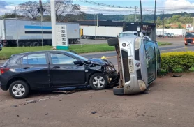 Colisão entre Sandero e Onix faz carro tombar na PR-483 em Francisco Beltrão Colisão entre Sandero e Onix faz carro tombar na PR-483 em Francisco Beltrão