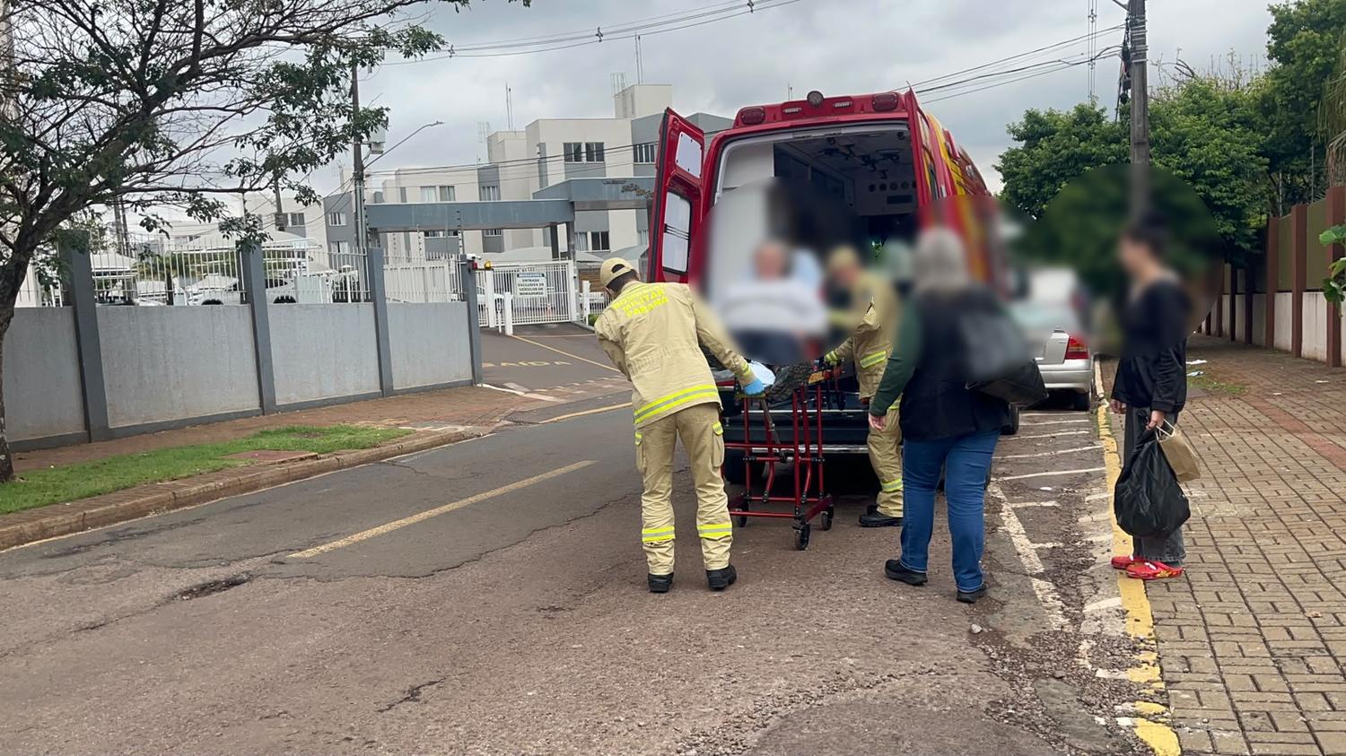Mulher é socorrida pelo Siate após sofrer queda