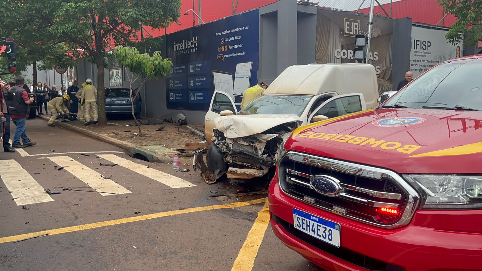 Acidente entre Saveiro e Fiesta deixa dois feridos em Cascavel