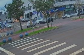 Vídeo mostra forte colisão entre três carros na Avenida Barão do Rio Branco Vídeo mostra forte colisão entre três carros na Avenida Barão do Rio Branco