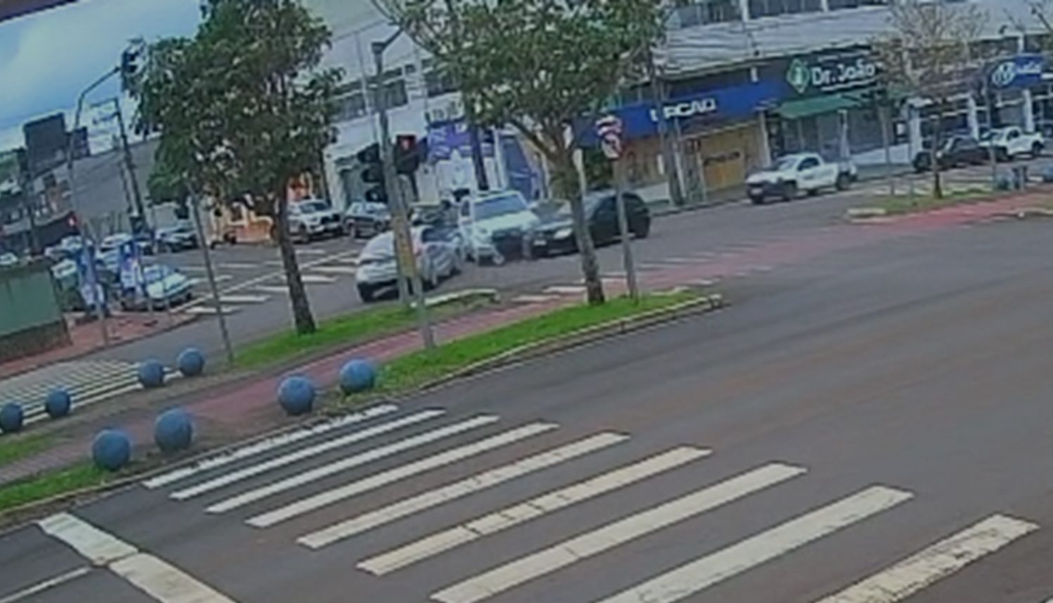 Vídeo mostra forte colisão entre três carros na Avenida Barão do Rio Branco