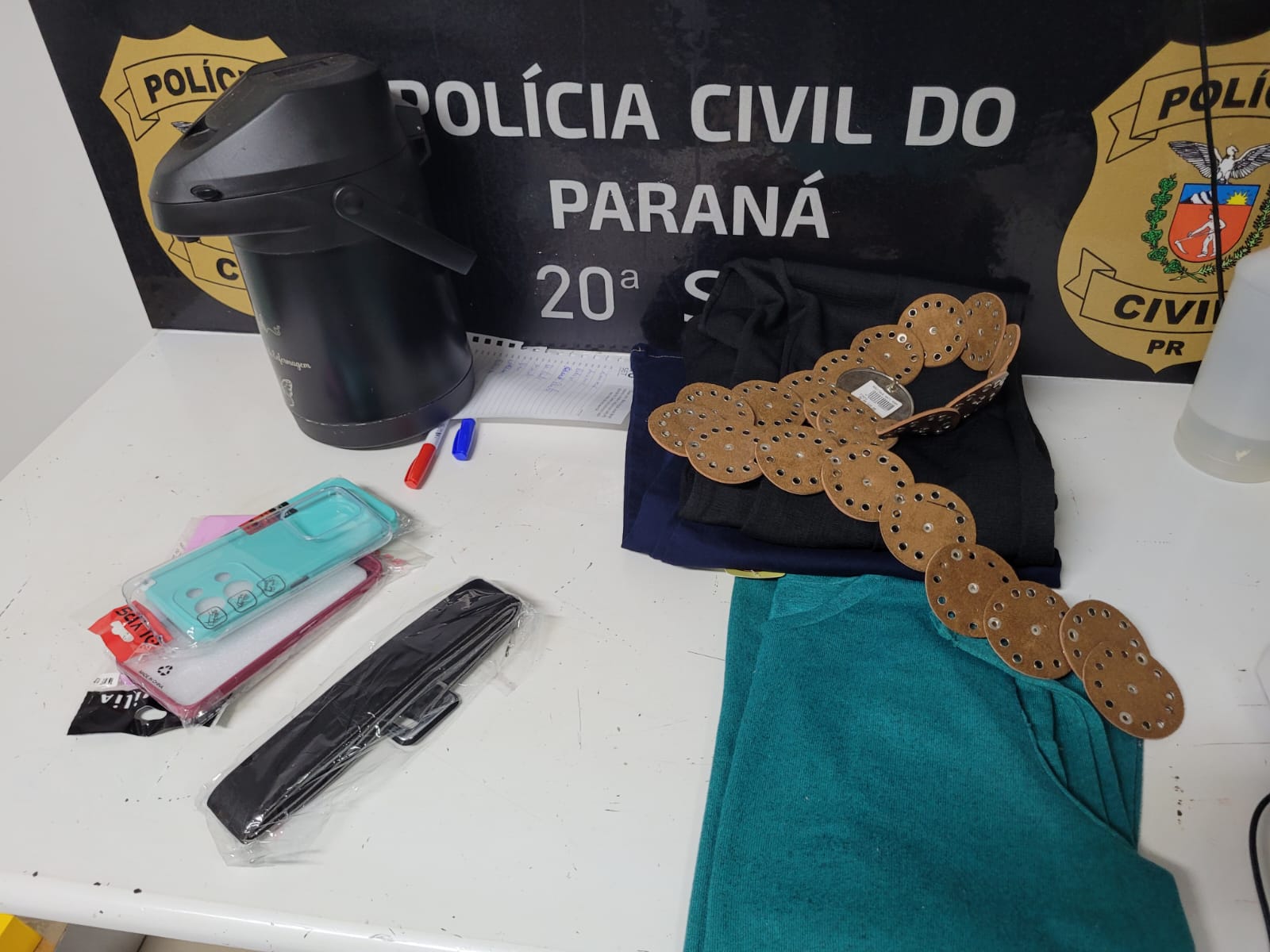 Mulher é presa em Toledo suspeita de aplicar mais de 20 golpes em lojas Imagem referente a Mulher é presa em Toledo suspeita de aplicar mais de 20 golpes em lojas