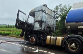 Ação rápida evita explosão de caminhão-tanque carregado com combustíveis na BR-376