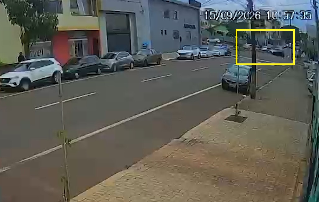 Novo ângulo mostra forte colisão entre três veículos em Cascavel