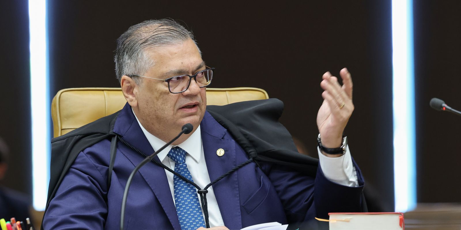 Dino e Zanin votam para julgar Moraes e Mendonça na mesma sessão Imagem referente a Dino e Zanin votam para julgar Moraes e Mendonça na mesma sessão