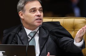 Mendonça acompanha Fachin e vota por julgamento separado de Moraes