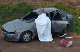Homem morre e três pessoas ficam feridas após carro capotar na PRC-272 em Francisco Alves Homem morre e três pessoas ficam feridas após carro capotar na PRC-272 em Francisco Alves