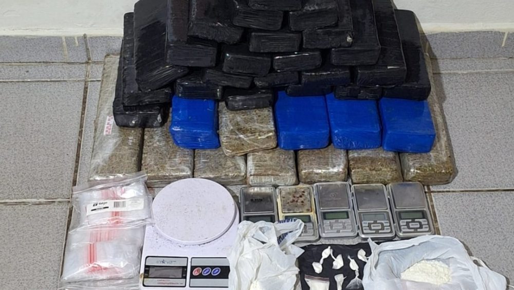 PCPR prende três pessoas em flagrante e apreende mais de 24 quilos de maconha em Siqueira Campos Imagem referente a PCPR prende três pessoas em flagrante e apreende mais de 24 quilos de maconha em Siqueira Campos