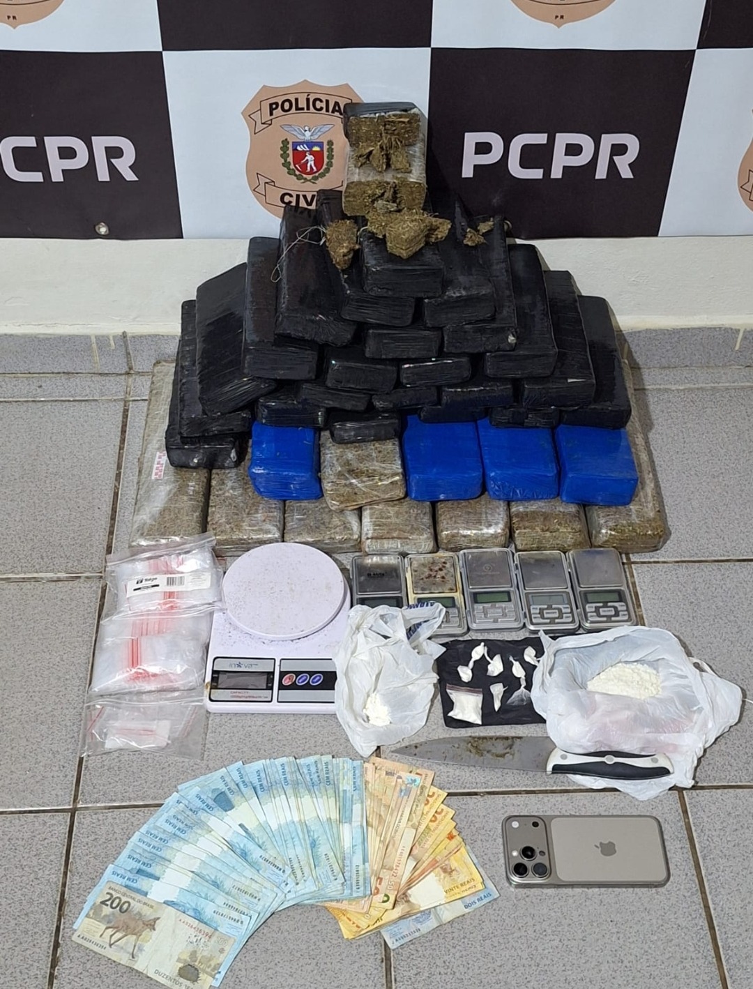 PCPR prende três pessoas em flagrante e apreende mais de 24 quilos de maconha em Siqueira Campos Imagem referente a PCPR prende três pessoas em flagrante e apreende mais de 24 quilos de maconha em Siqueira Campos