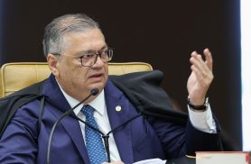 Flávio Dino pede vista de julgamento sobre Moraes e Mendonça