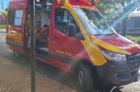 Mulher sobe para podar árvore e quebra o tornozelo ao cair da escada no bairro Santa Cruz
