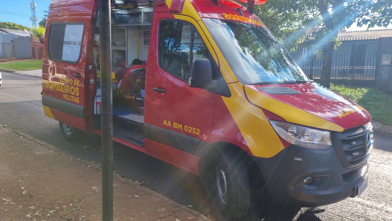 Mulher sobe para podar árvore e quebra o tornozelo ao cair da escada no bairro Santa Cruz