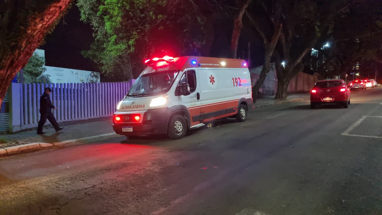 Mulher sofre queimadura no olho após contato com argamassa em Cascavel