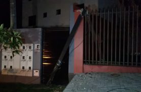 Caminhão danifica 5 postes e deixa moradores sem energia no São Cristóvão