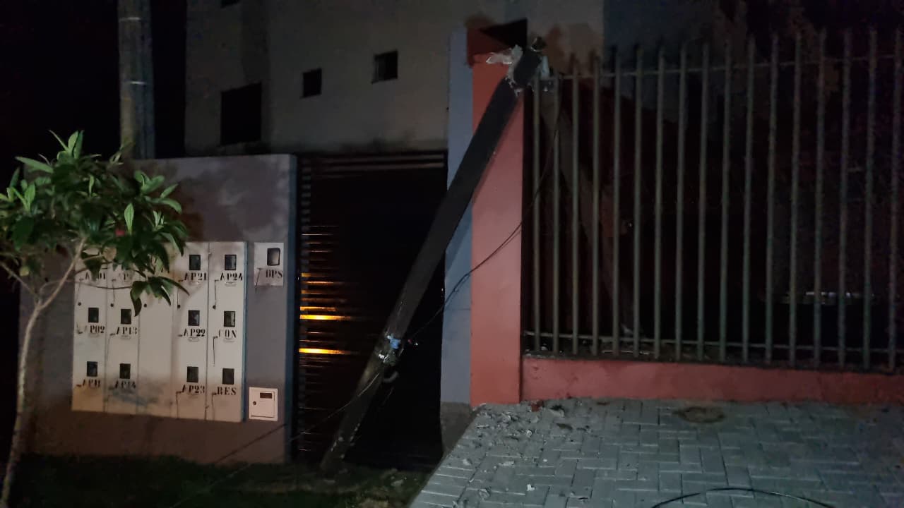 Caminhão danifica 5 postes e deixa moradores sem energia no São Cristóvão