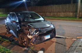 BYD bate em Peugeot estacionado após desviar de cachorro em Cascavel