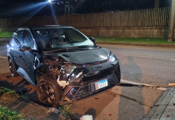BYD bate em Peugeot estacionado após desviar de cachorro em Cascavel