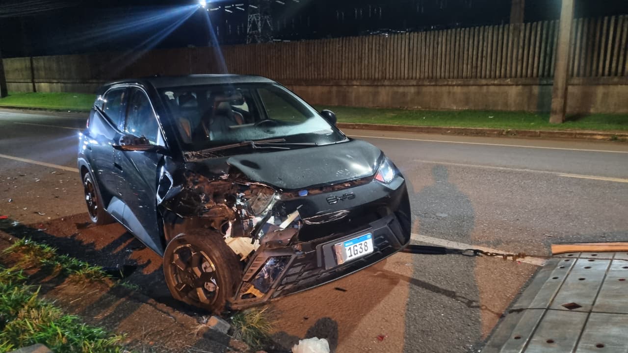 BYD bate em Peugeot estacionado após desviar de cachorro em Cascavel