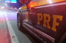 Acidente com carreta derruba poste e deixa motociclista gravemente ferido na BR-116