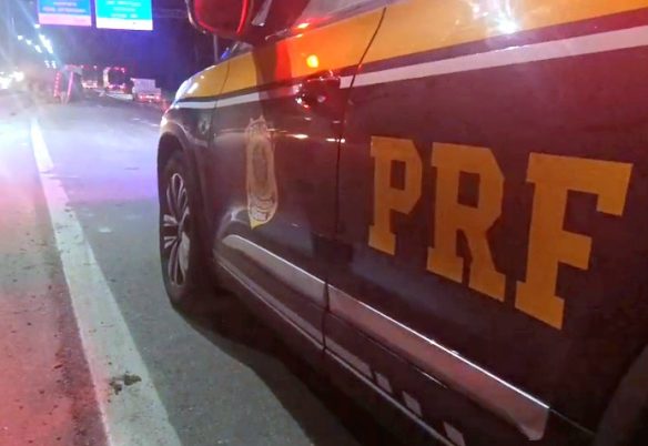 Acidente com carreta derruba poste e deixa motociclista gravemente ferido na BR-116