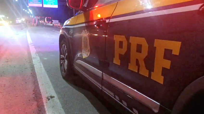 Viatura da PRF durante atendimento a acidente na BR-116 em Quatro Barras, na Região Metropolitana de Curitiba.